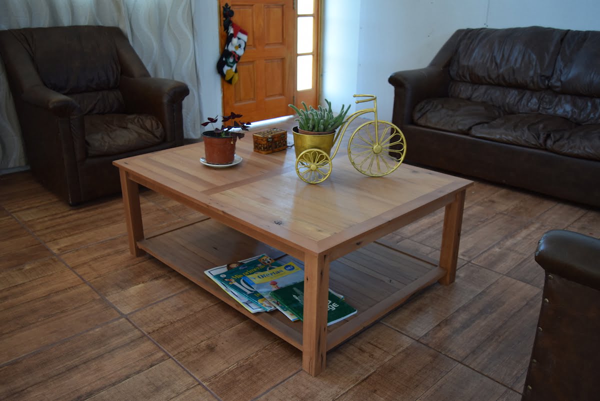 Mesa de centro, fabricada en roble reciclado. vista general