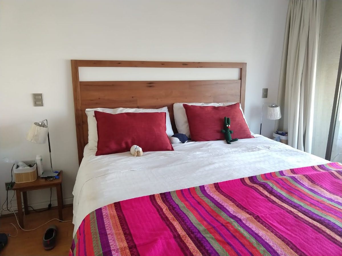 Respaldo de cama Flamenco, fabricado en roble reciclado para cama king.