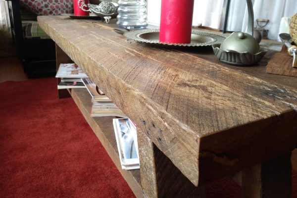 Mesa de centro bisonte. Mesa rústica fabricada en roble reciclado. Vista en living del cliente. acercamiento a detalle de la madera