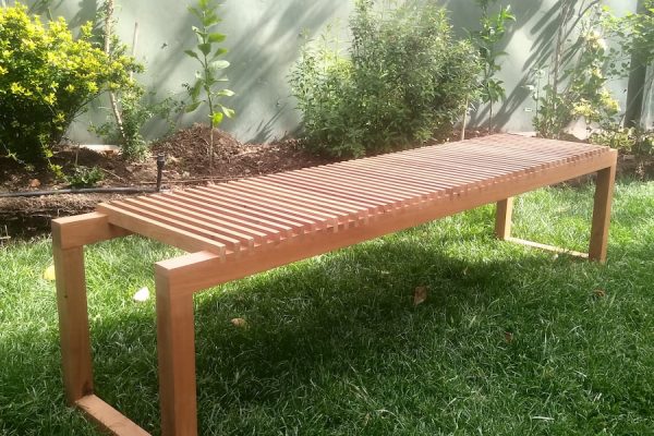 Banca Lémur, fabricada en roble reciclado. Vista general en patio del cliente