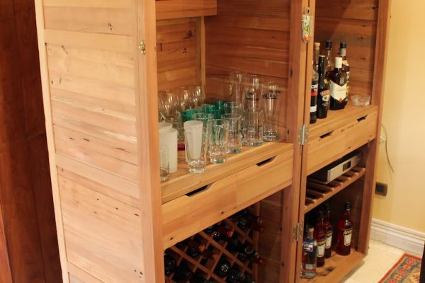 Bar Antílope, fabricado en madera de roble reciclado. Vista general