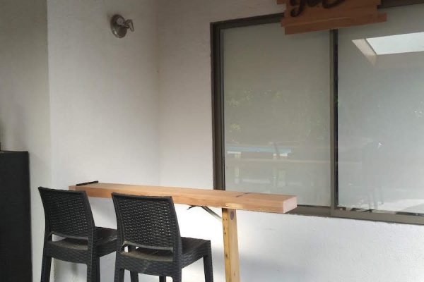 Bar retráctil, fabricado en madera de durmientes de coihue reciclados. Vista del bar extendido