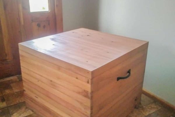 Baúl Cubo para almacenar. fabricado en en madera de roble reciclado. Vista con tapa cerrada