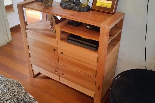Cómoda águila, fabricada en madera de roble reciclada. cuenta con 4 puertas y espacio para decodificador y consola de juegos