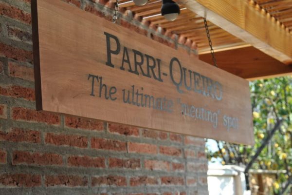 Letrero de quincho, acercamiento al texto, fabricada con durmientes de coihue