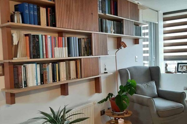 Librero Impala, adosado al muro vista general en la casa del cliente.