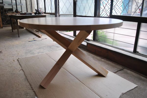 Mesa Chidori, patas con ensamble chidori. cubierta redonda, fabricada en mañio.