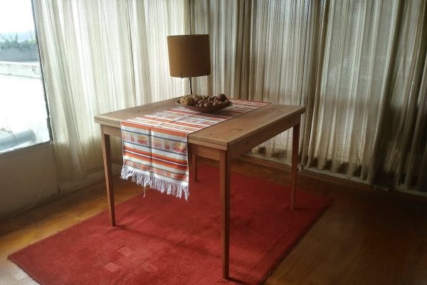 Mesa colibrí, extensible y fabricada en roble reciclado. tiene capacidad desde 4 a 8 personas. Vista de la mesa con las extensiones escondidas