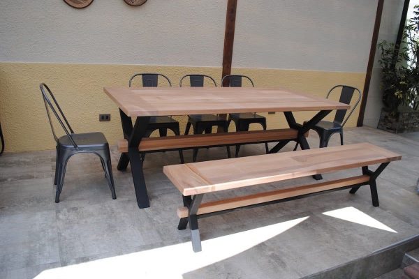 Mesa X, fabricada en madera de coigue. Imagen de la casa del cliente.