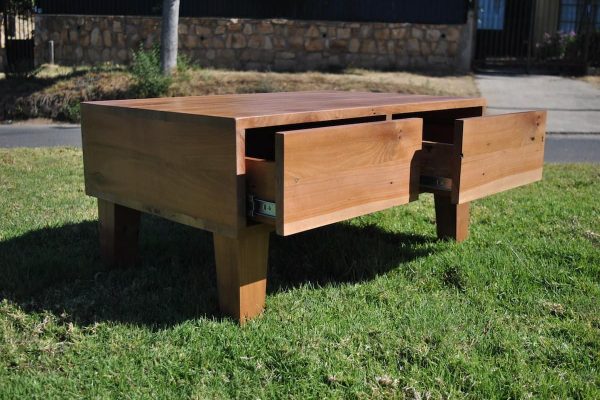 Mesa de centro Alce, fabricada en madera de roble reciclado. Vista general con cajones entreabiertos