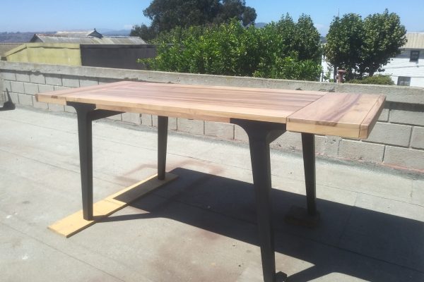 Mesa Comedor Gacela de Grant, fabricada en madera de coihue. mesa con 2 piezas para extender de 6 a 8 personas. imagen con las extensiones instaladas.