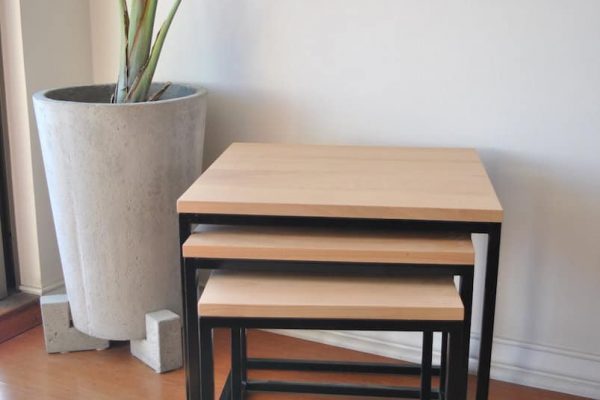 Juego de Mesas matrioska, con bases en fierro y cubiertas de madera de lenga. Vista en la casa del cliente