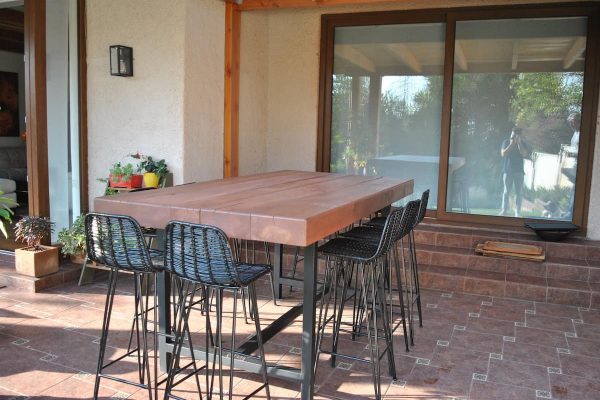 Mesón Toro en quincho del cliente, fabricado con durmientes de coihue. Vista en el quincho del cliente.