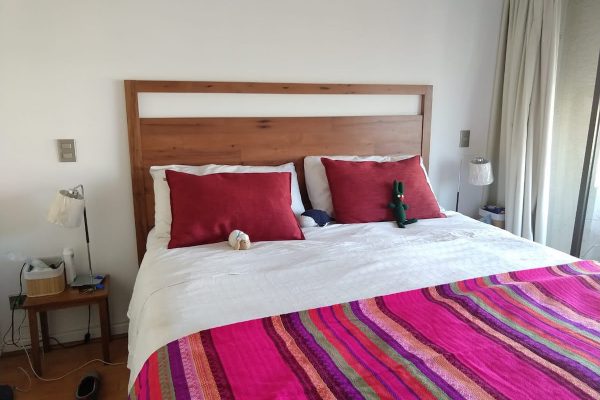 Respaldo de cama Flamenco, fabricado en roble reciclado para cama king.