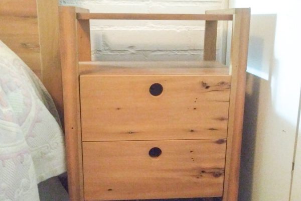 Velador Cóndor, fabricado en roble reciclado. Velador con dos cajones. Vista frontal