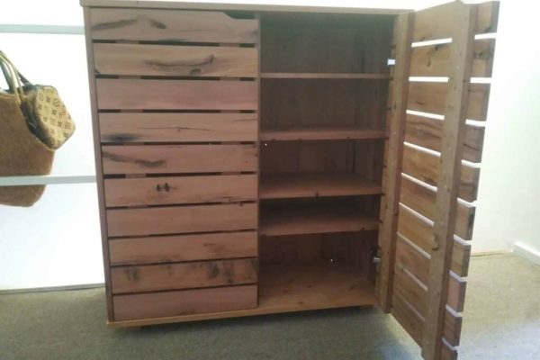 Zapatero águila vista frontal con puerta derecha abierta, fabricado en roble reciclado