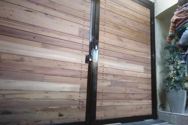 Portón de estructura metalica, con madera de roble reciclado. Vista interior